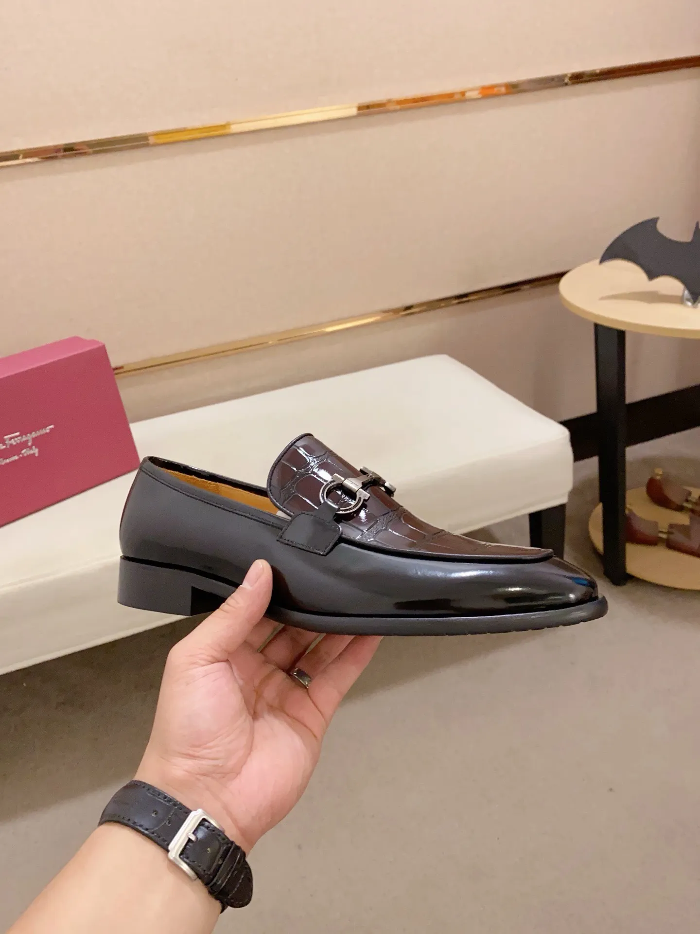 Men's shoes💰: 520💰 High version Ferragamo quality! 🆕🆕Exclusive hot-selling products in stock🔥🔥New products on the shelves, high-quality shoes, high-end driving shoes, with complete packaging! 💪 💪 Material: imported patented cowhide 🐂 + imported high-quality water-dyed cowhide lining + wear-resistant outsole 👍🏻👍🏻 Features: high-end and comfortable, purely handmade 🚀 🚀 Create the perfect shoes that suit you best 🔥 🔥 Size: (38-44) Can be customized 45 non-returnable!